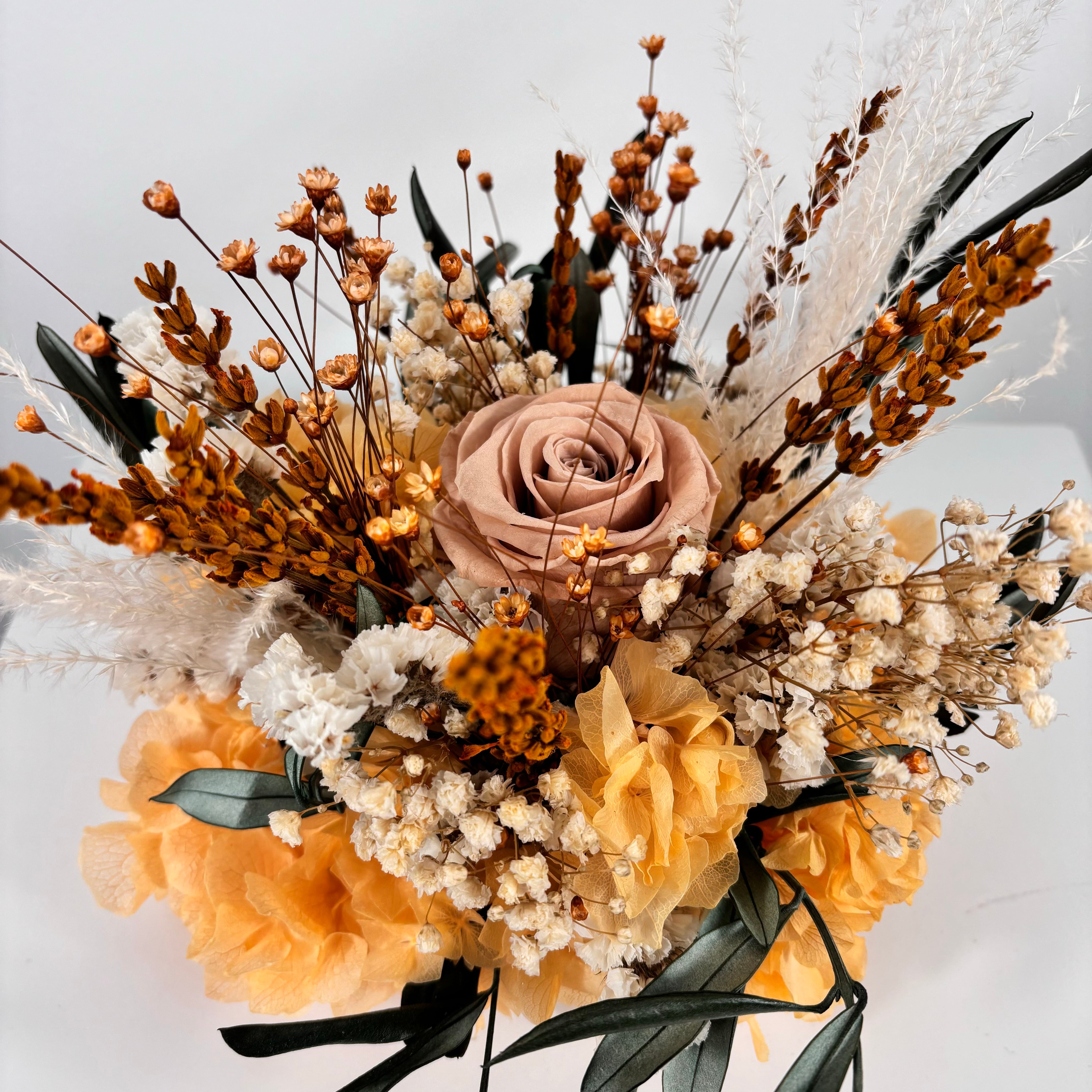 Table arrangement made of dried flowers apricot Outlet