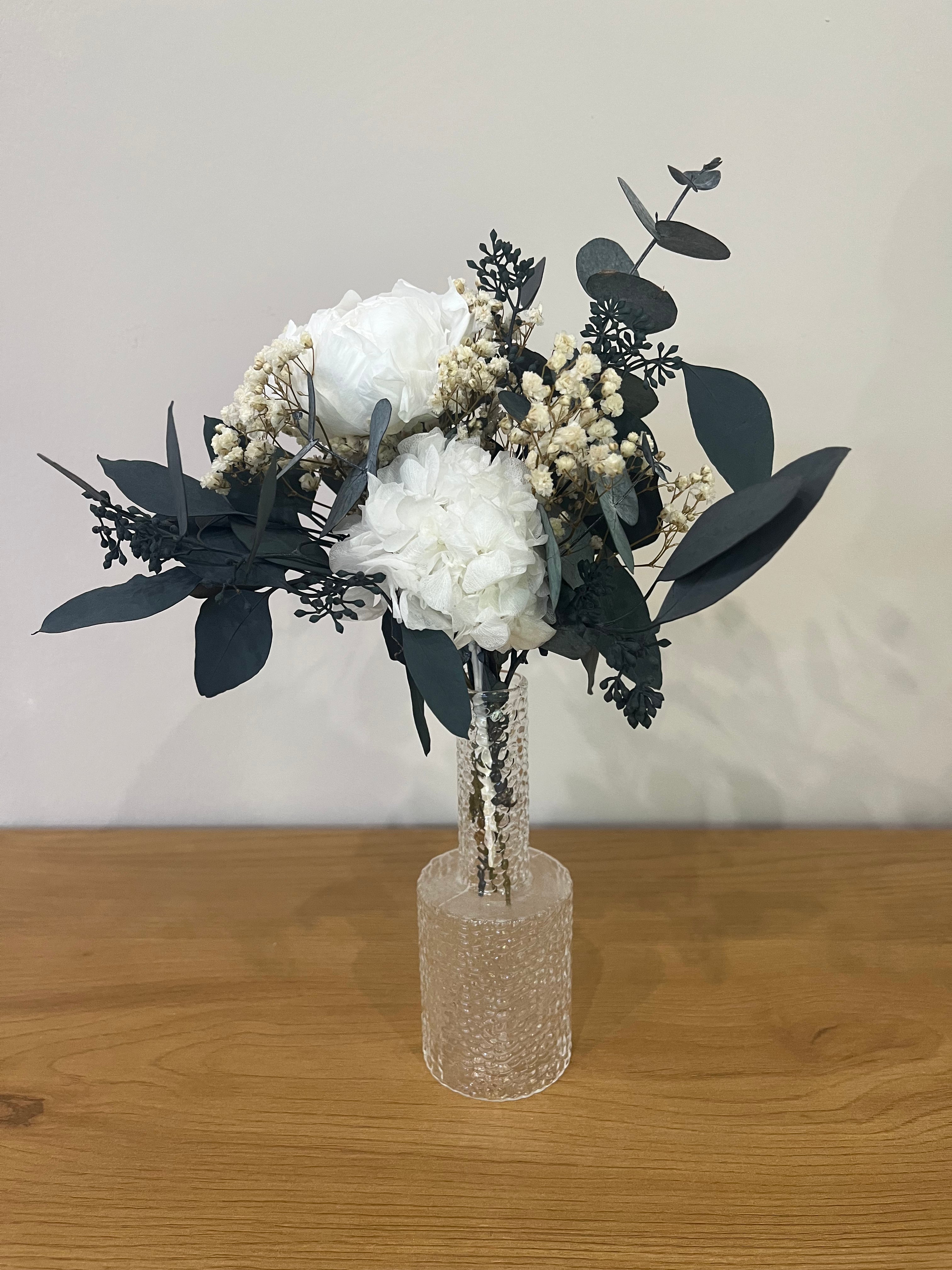 Lieblingsmensch: Trockenblumenstrauß mit Pfingstrose grün-weiß