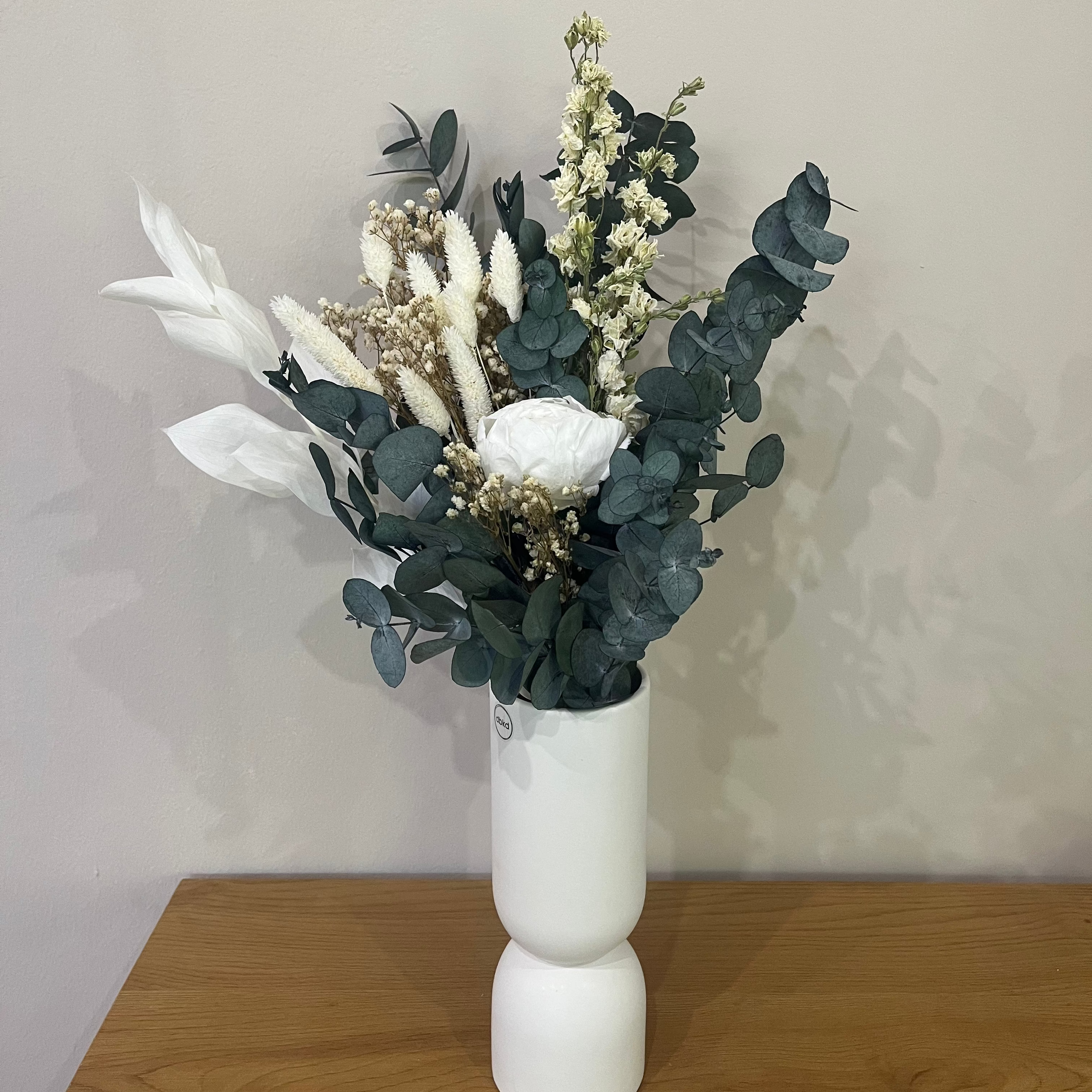 Pfingst Herz: Trockenblumenstrauß mit Pfingstrose, Eukalyptus in grün-weiss