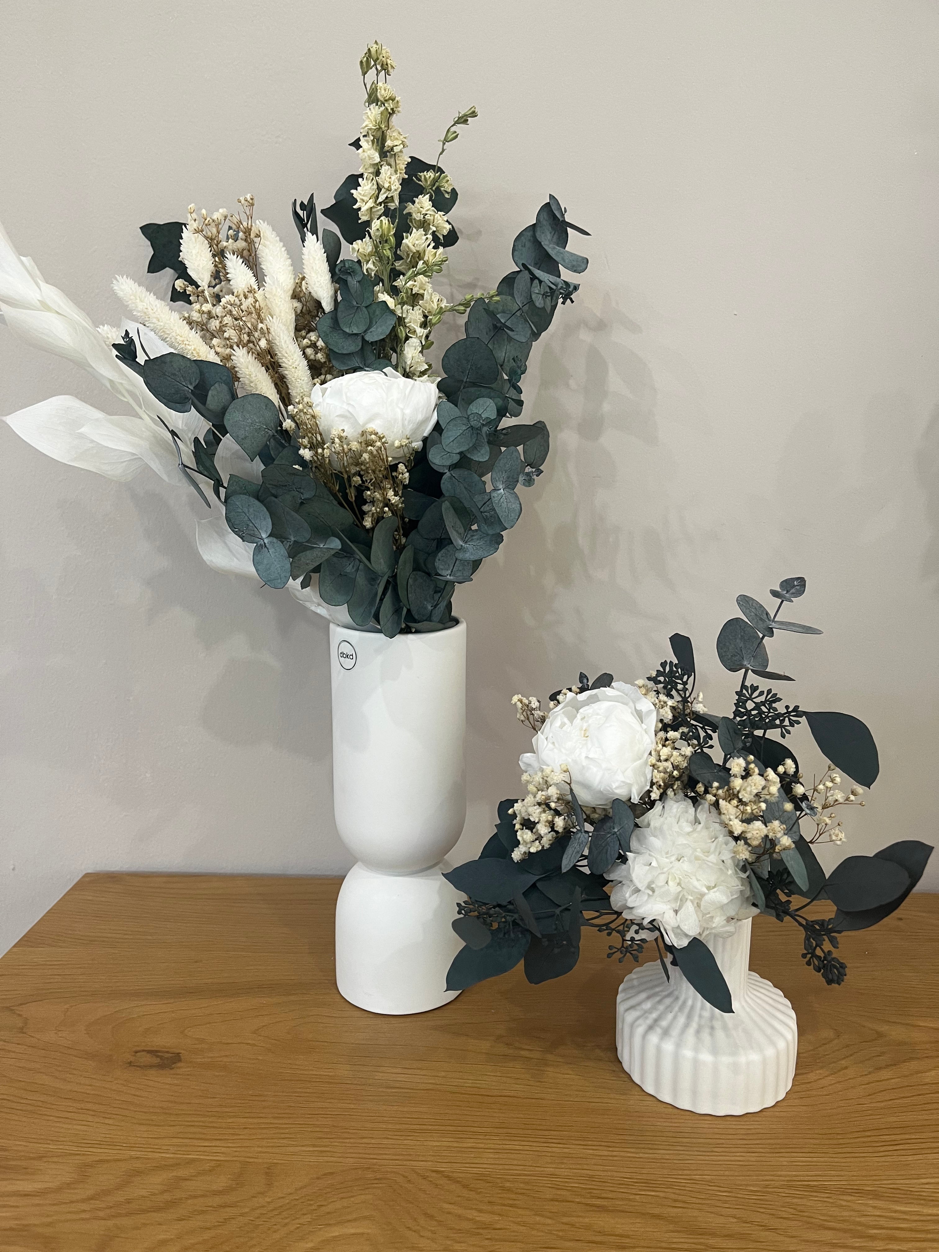 Pfingst Herz: Trockenblumenstrauß mit Pfingstrose, Eukalyptus in grün-weiss