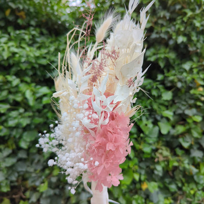 Märchenhaft: Brautstrauß aus Trockenblumen in Rosa und Weiß