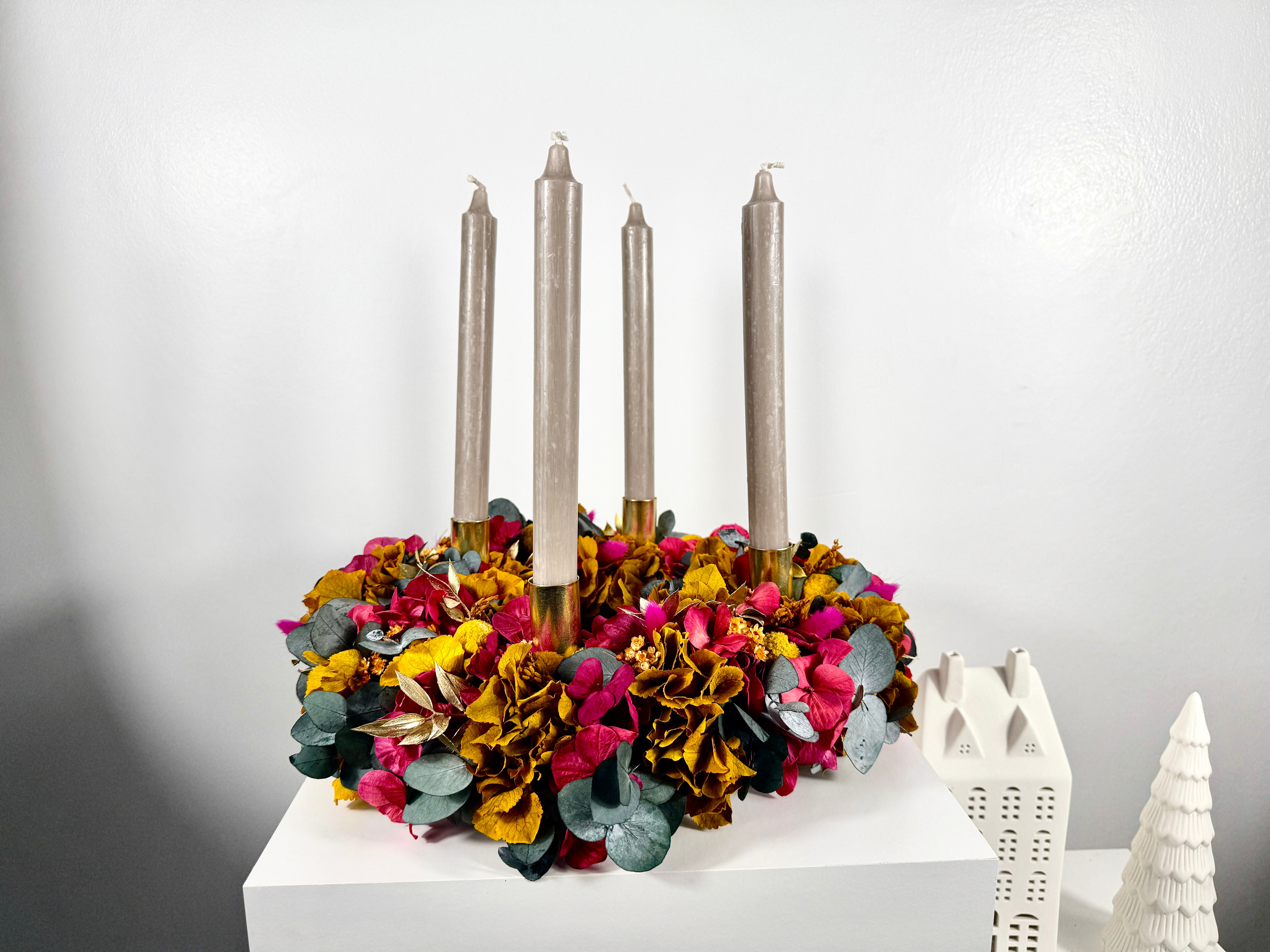 Think Pink: Advent wreath with hydrangeas in bright pink and bright orange