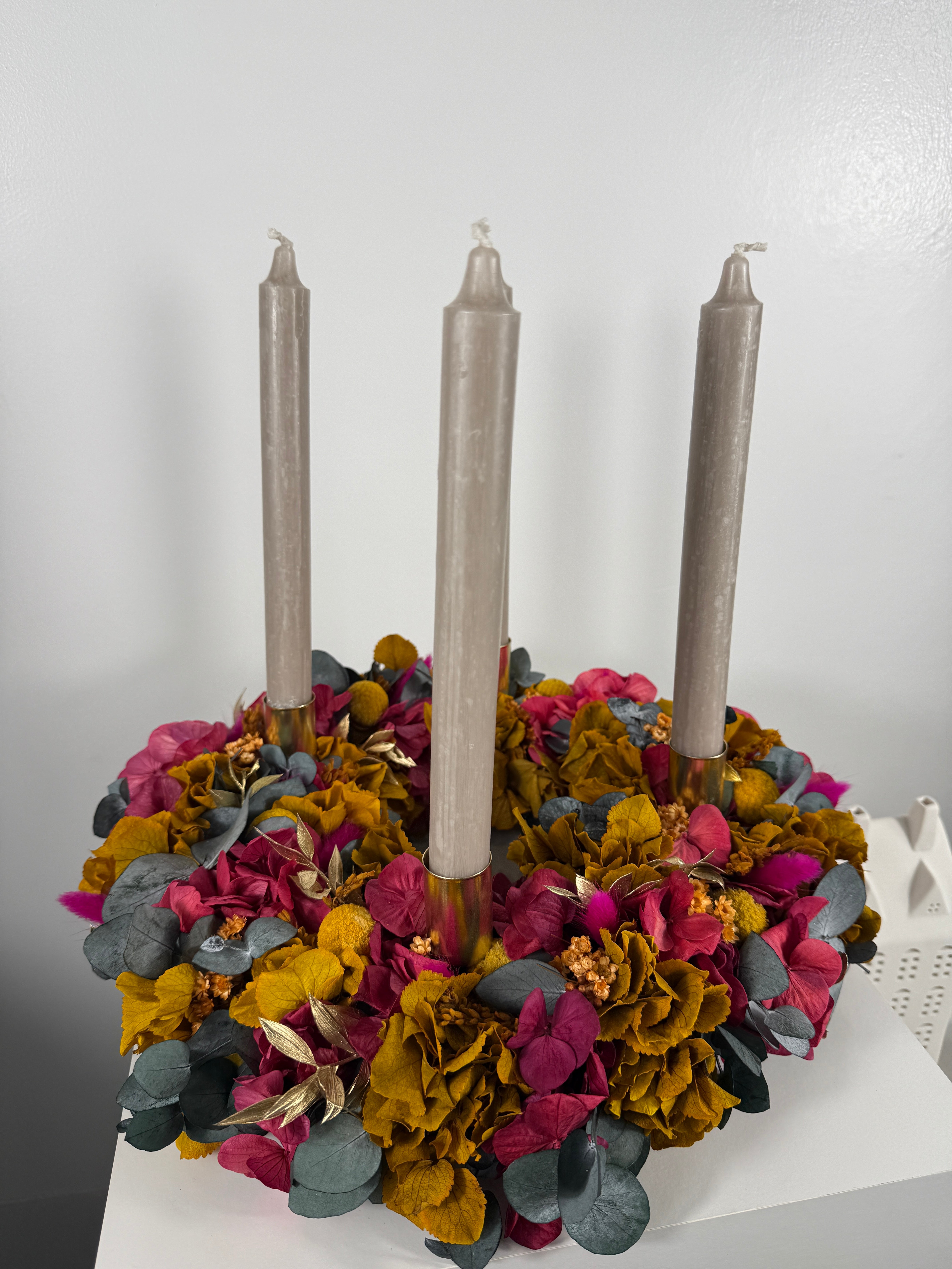 Think Pink: Advent wreath with hydrangeas in bright pink and bright orange