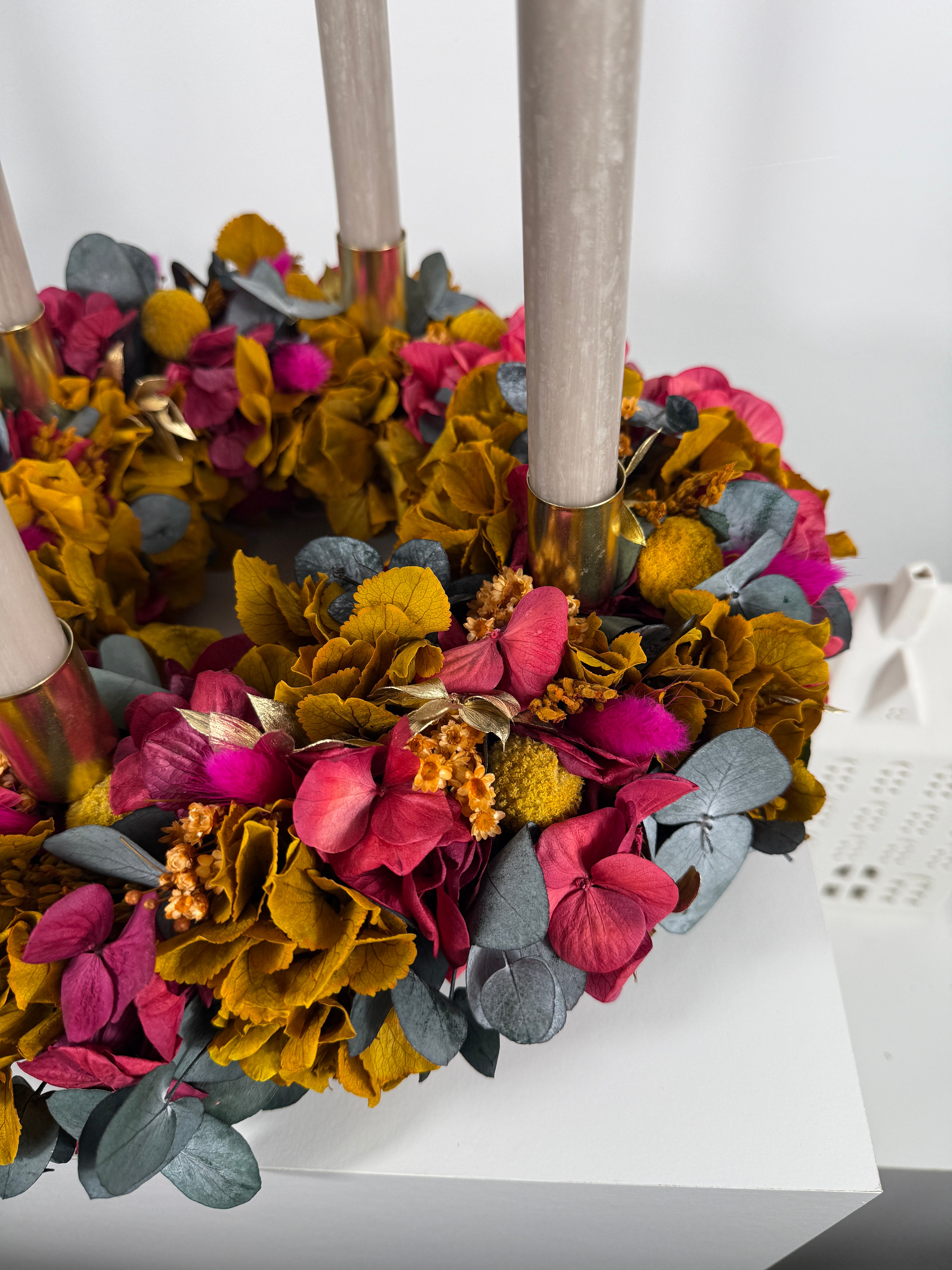 Think Pink: Advent wreath with hydrangeas in bright pink and bright orange