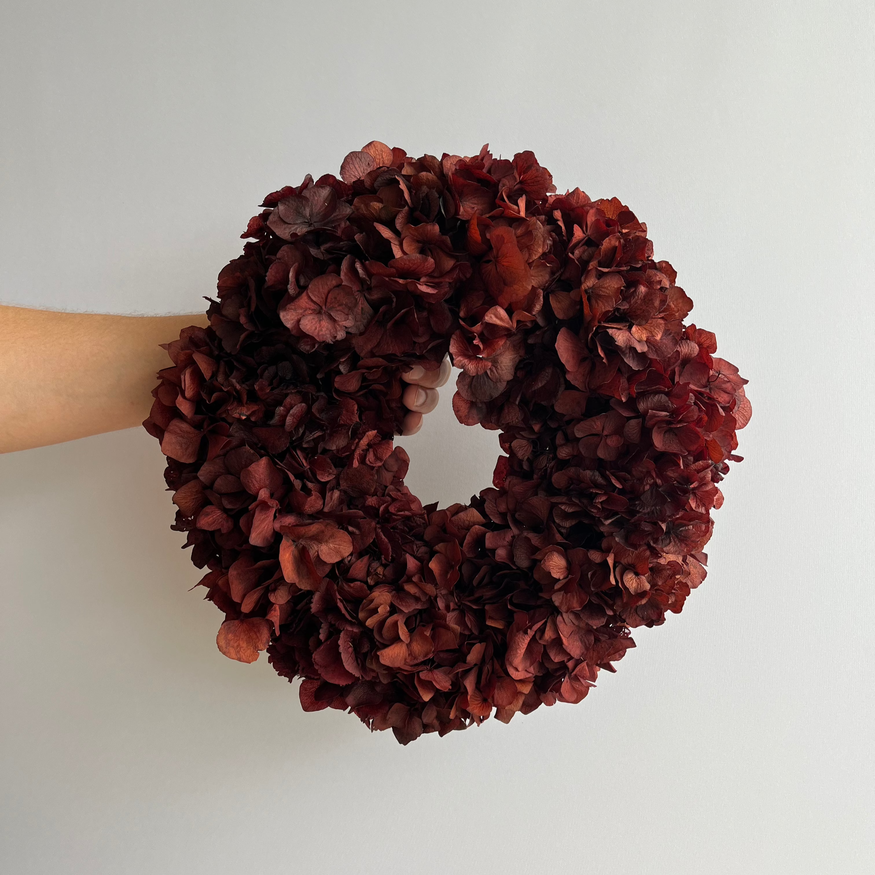 Hydrangea all over: Puristic dried flower wreath red