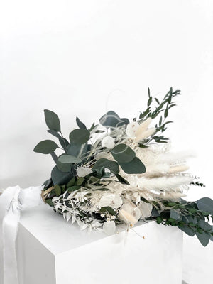 Brautstrauß Trockenblumen mit Eukalyptus und weißen Rosen mit weißen Band