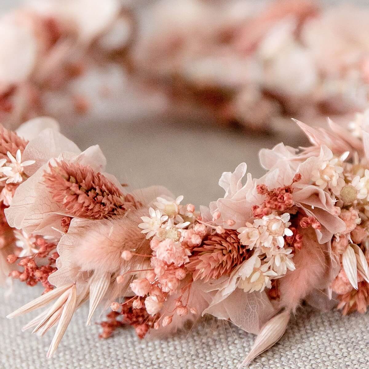 Haarkranz Trockenblumen in zartem Rosa-Beige | Hochzeit, Blumenmädchen