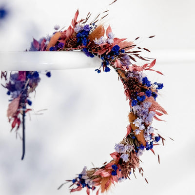 Haarreif Trockenblumen in einer Kombination aus Blau und Rosa
