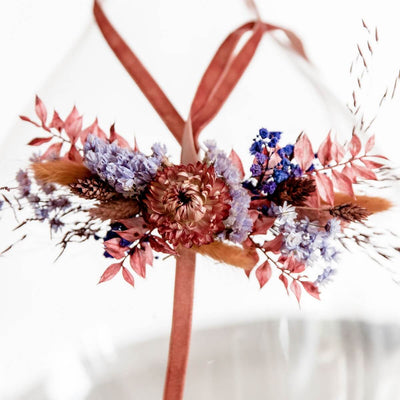 Hutband Trockenblumen in einer Kombination aus Blau- und Rosatönen
