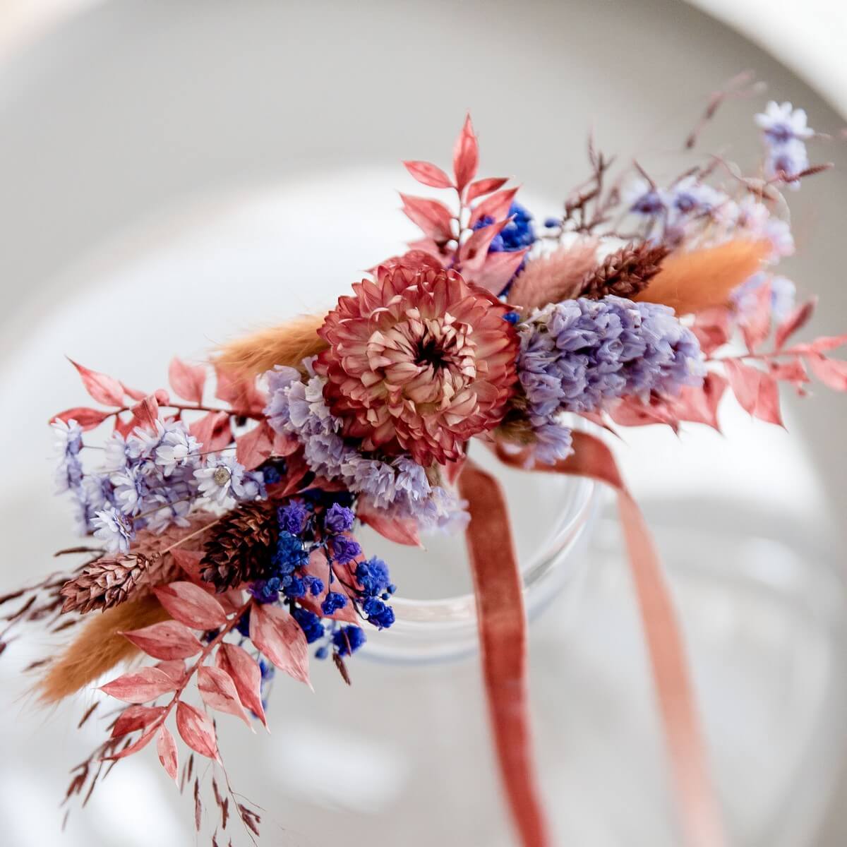 Hutband Trockenblumen in einer Kombination aus Blau- und Rosatönen