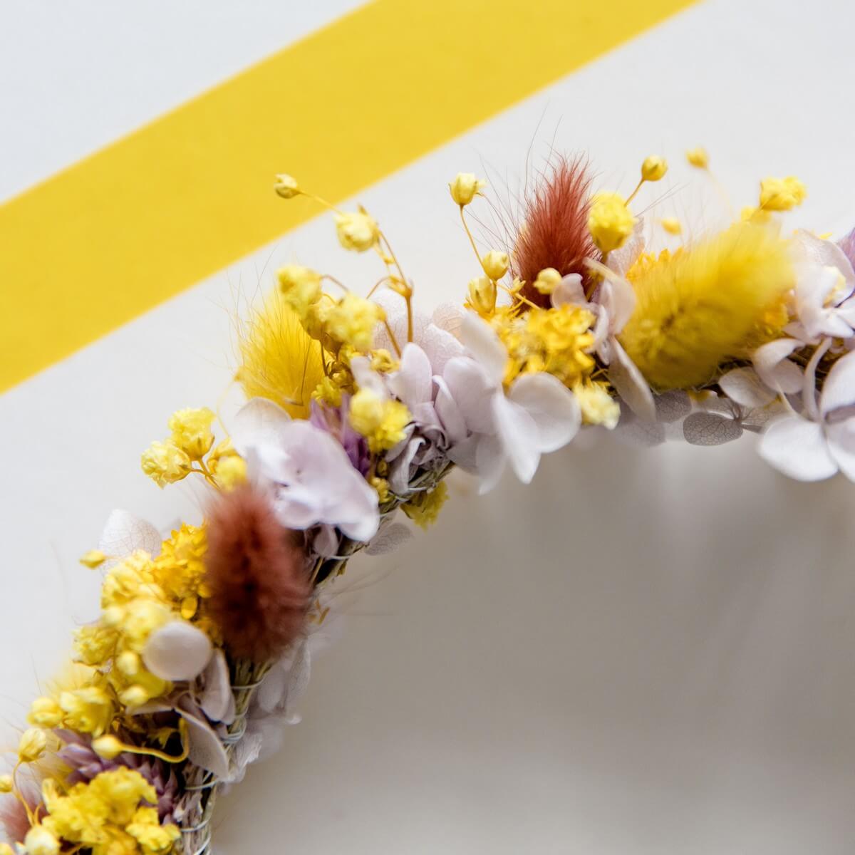 Haarreif Trockenblumen in Gelb und Braun, mit Weiß abgesetzt