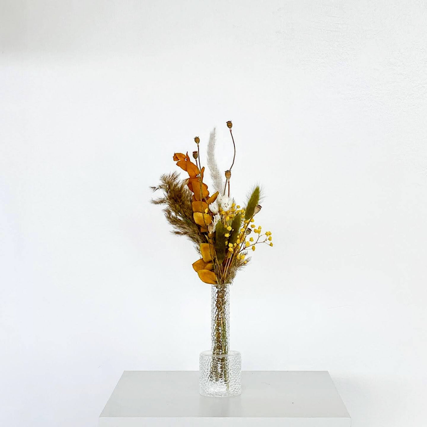 Herbstliche Harmonie: Mini-Trockenblumenstrauß in kräftigen Tönen
