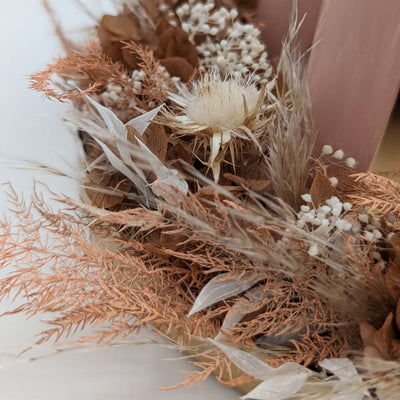 Taktile Herbstfreuden: Der Hortensien-Adventskranz mit Disteln in braun-weiß
