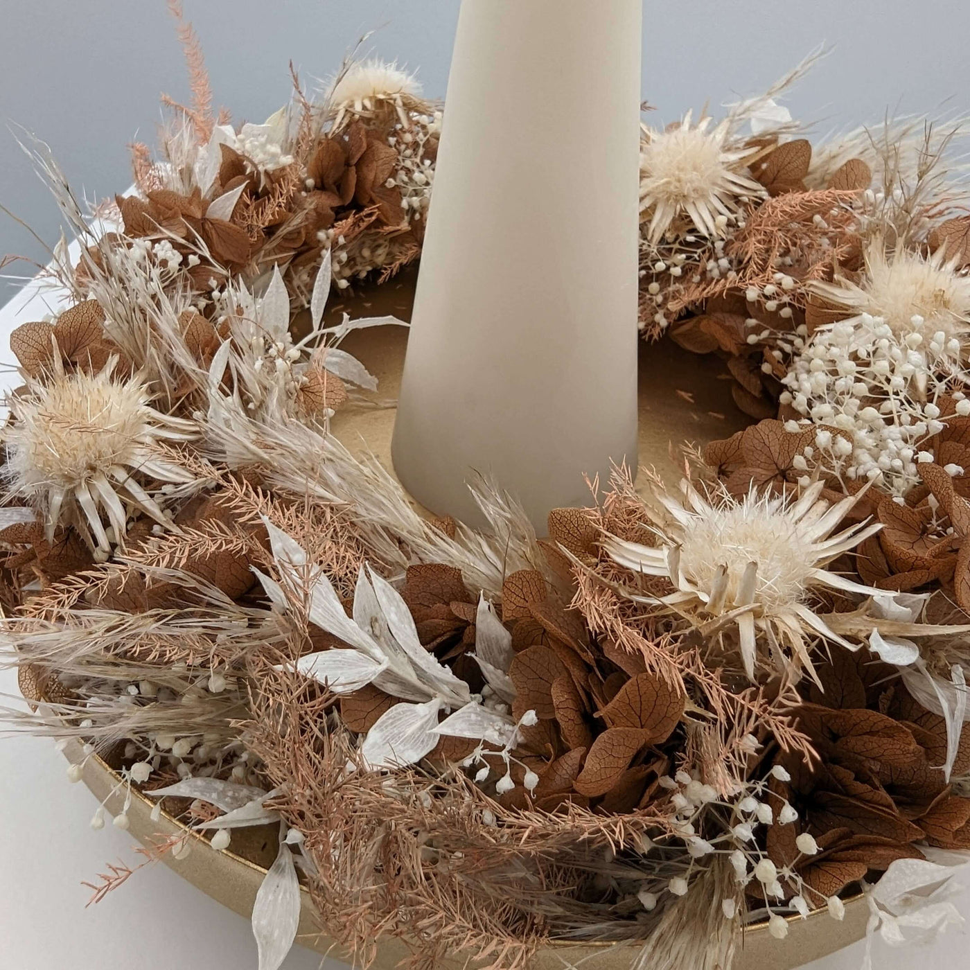 Taktile Herbstfreuden: Der Hortensien-Adventskranz mit Disteln in braun-weiß