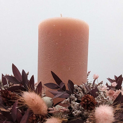 Mit Stil in den Advent: Trockenblumen-Adventskranz in Bordeaux-Rosa