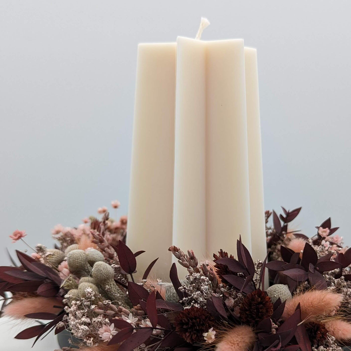 Mit Stil in den Advent: Trockenblumen-Adventskranz in Bordeaux-Rosa