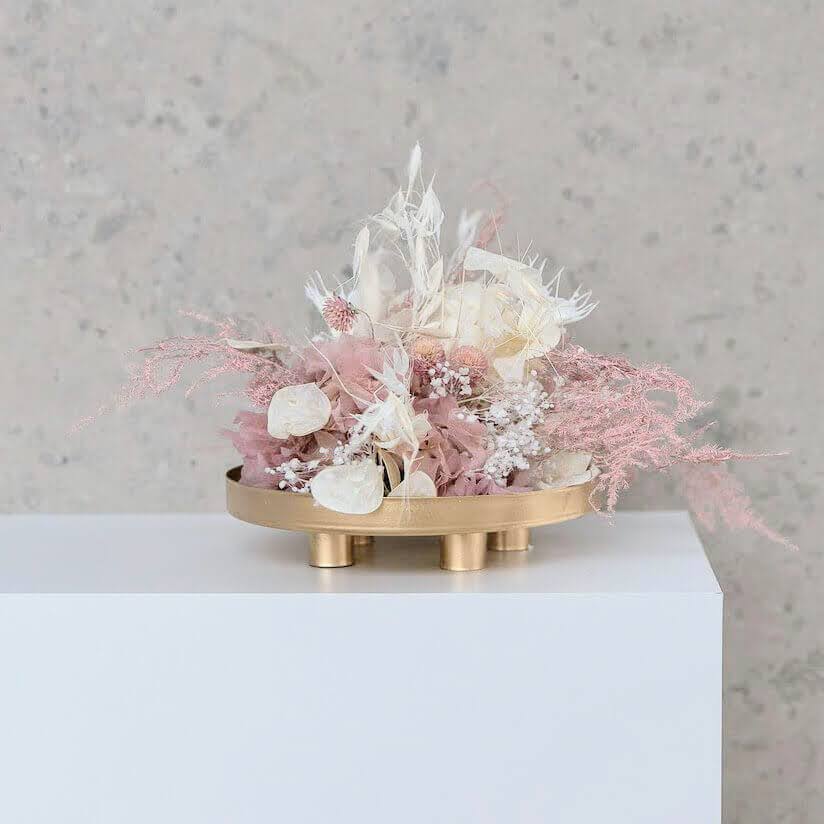 Ewige Schönheit: rosa-weißes Trockenblumengesteck mit romantischer Eleganz