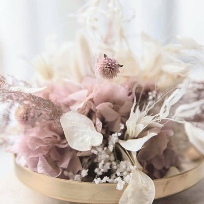 Ewige Schönheit: rosa-weißes Trockenblumengesteck mit romantischer Eleganz