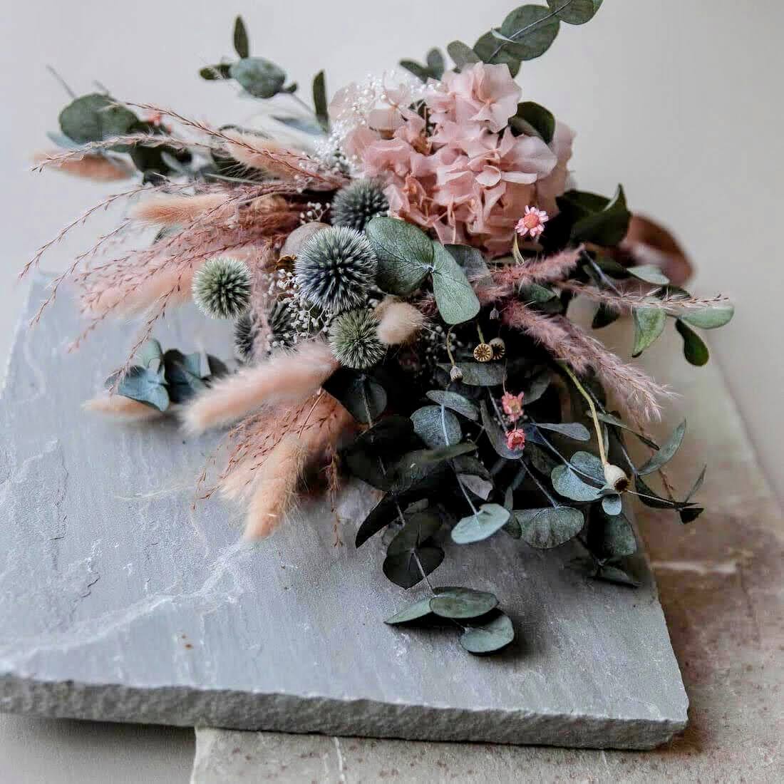 Natürliche Pracht: einzigartiger Brautstrauß aus Trockenblumen, Eukalyptus & Distel