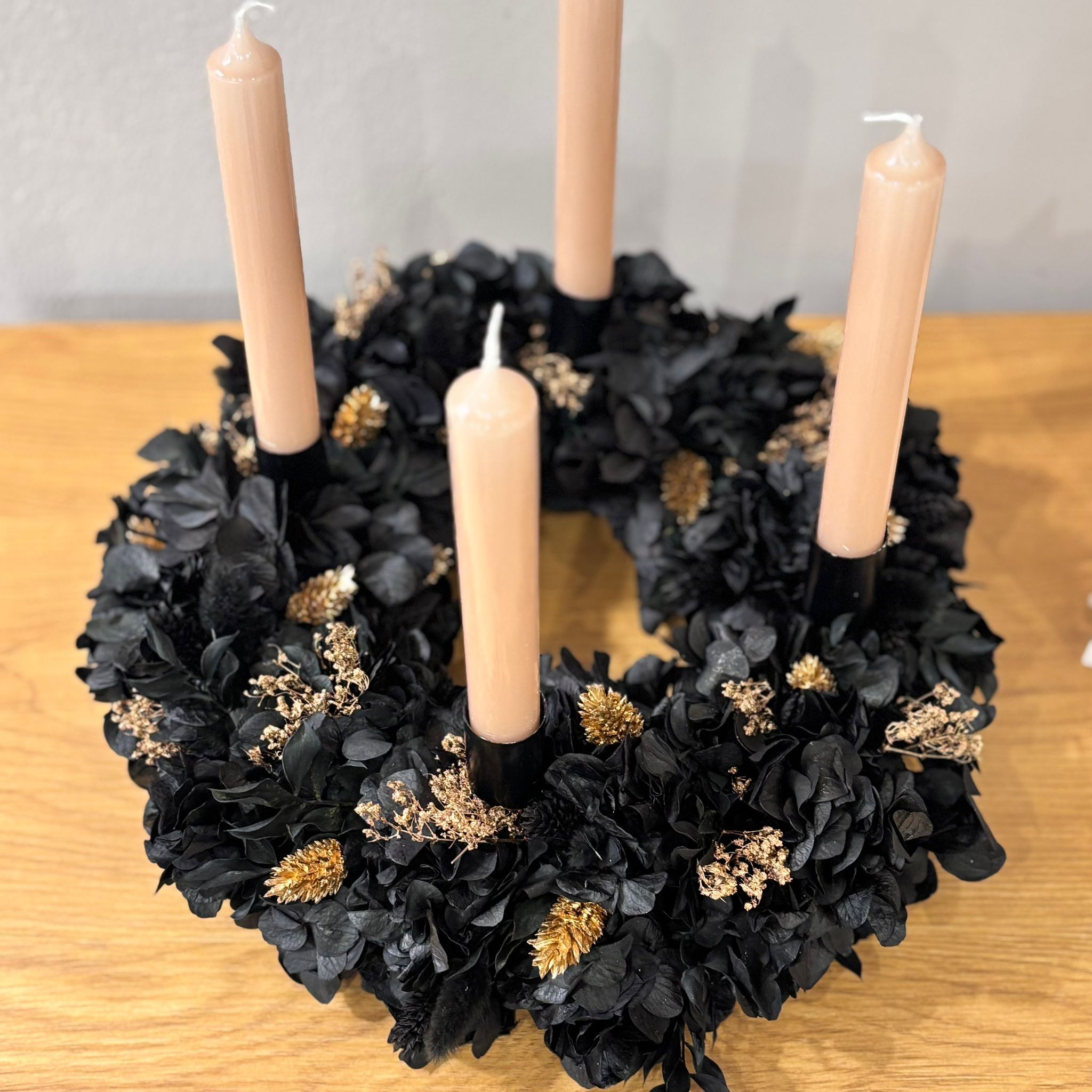 Adventskranz "Winter Noir" in schwarz gold