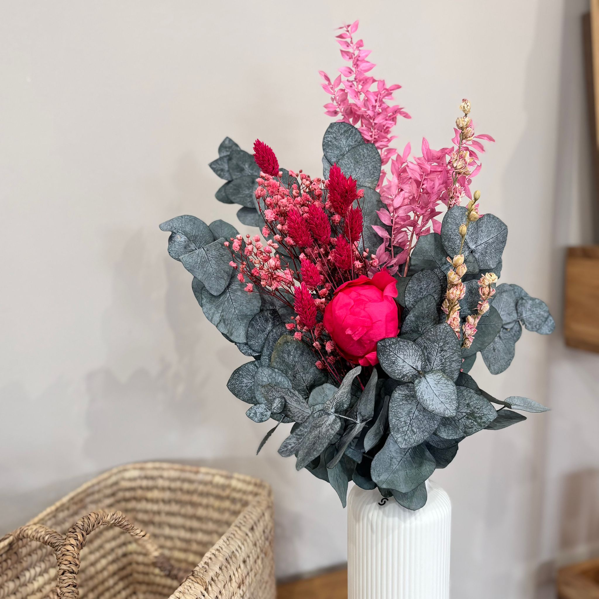 Pinkes Herz: Trockenblumenstrauß mit Pfingstrose, Eukalyptus in grün-pink