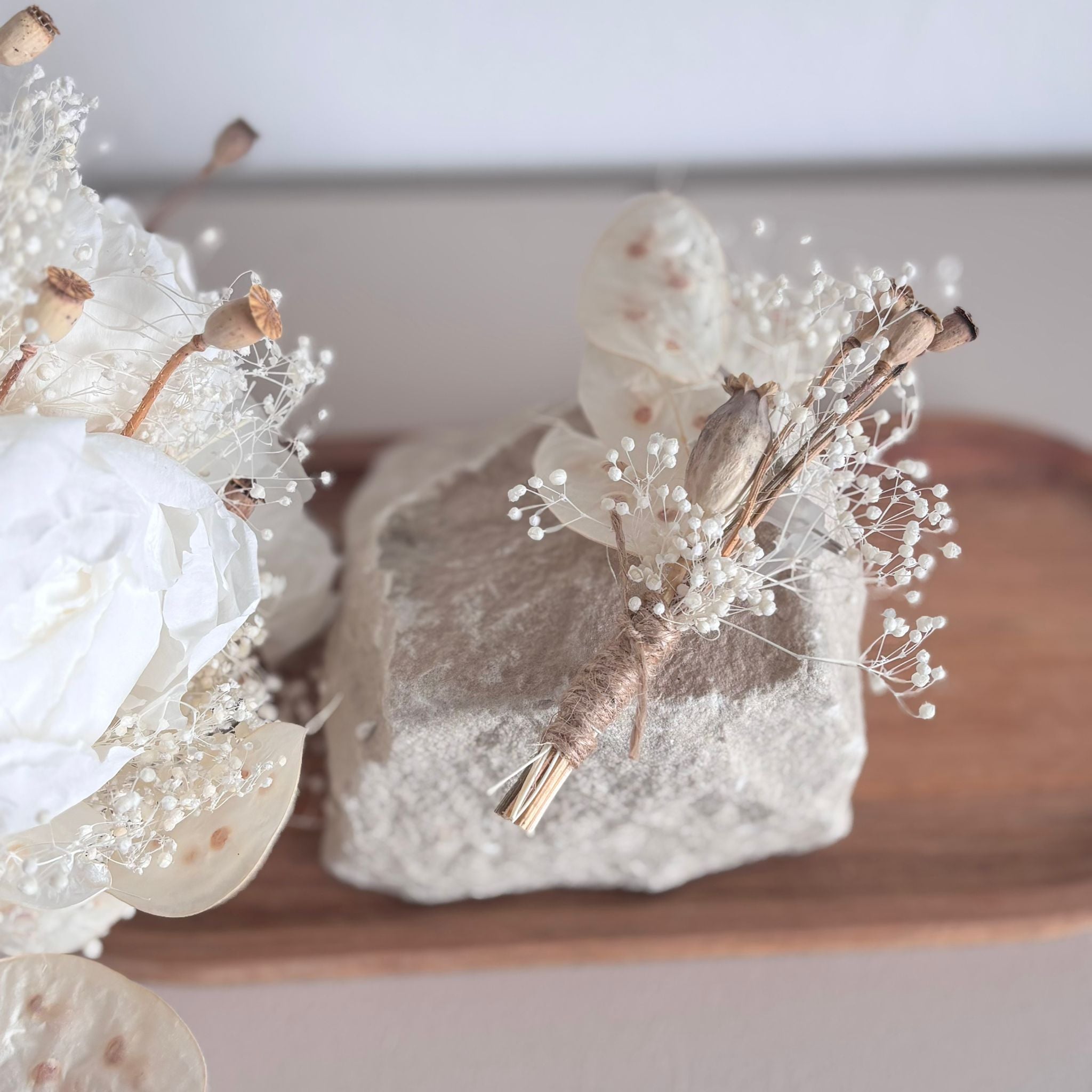 Anstecker "White Love" mit Lunaria und Mohnkapseln