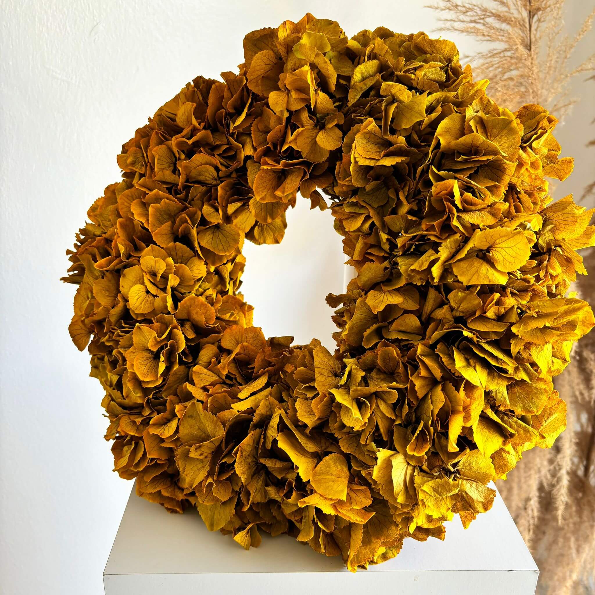 Hydrangea all over: Puristic dried flower wreath for every room