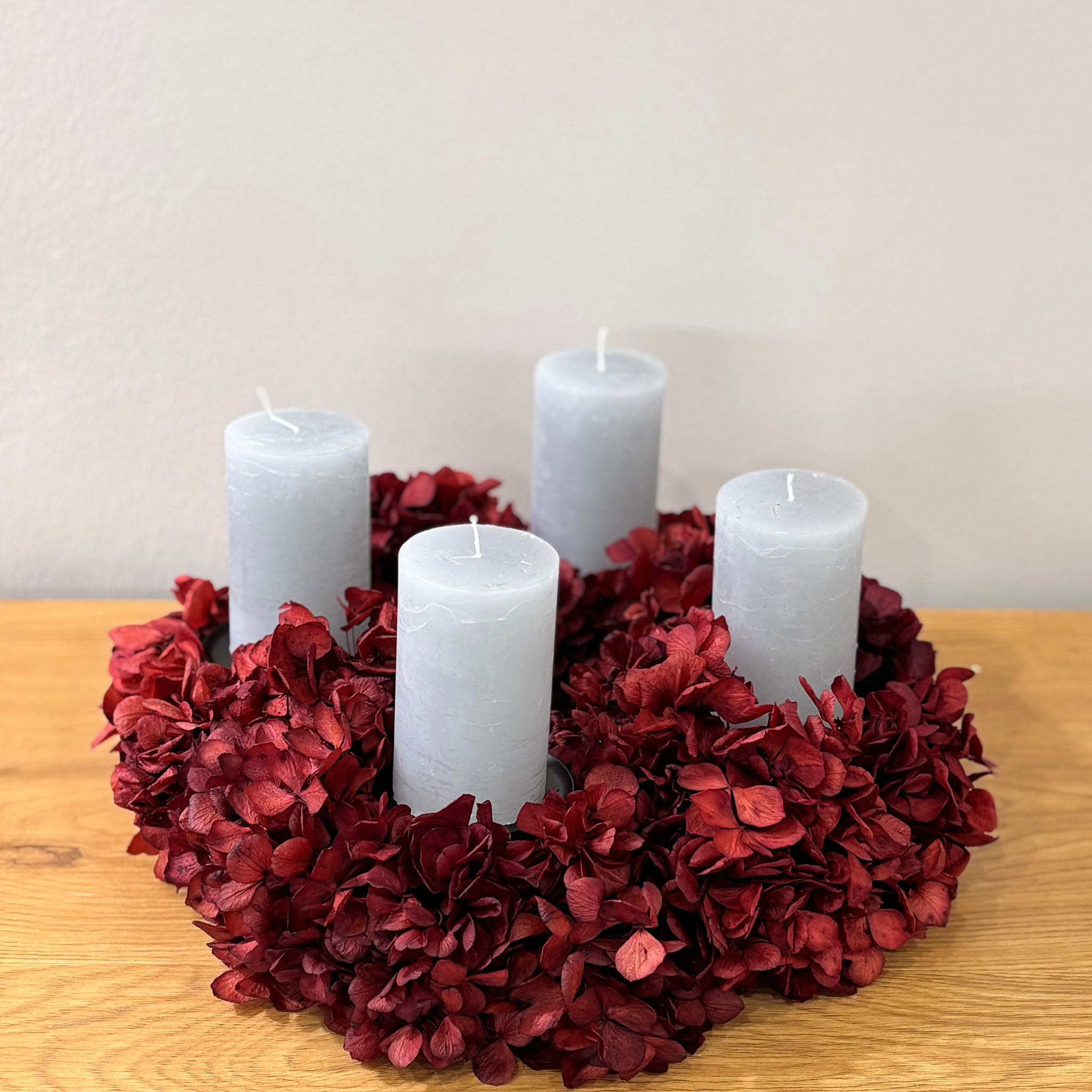 Hortensie all over: Puristischer Trockenblumenkranz Rot - Lykke&You GmbH