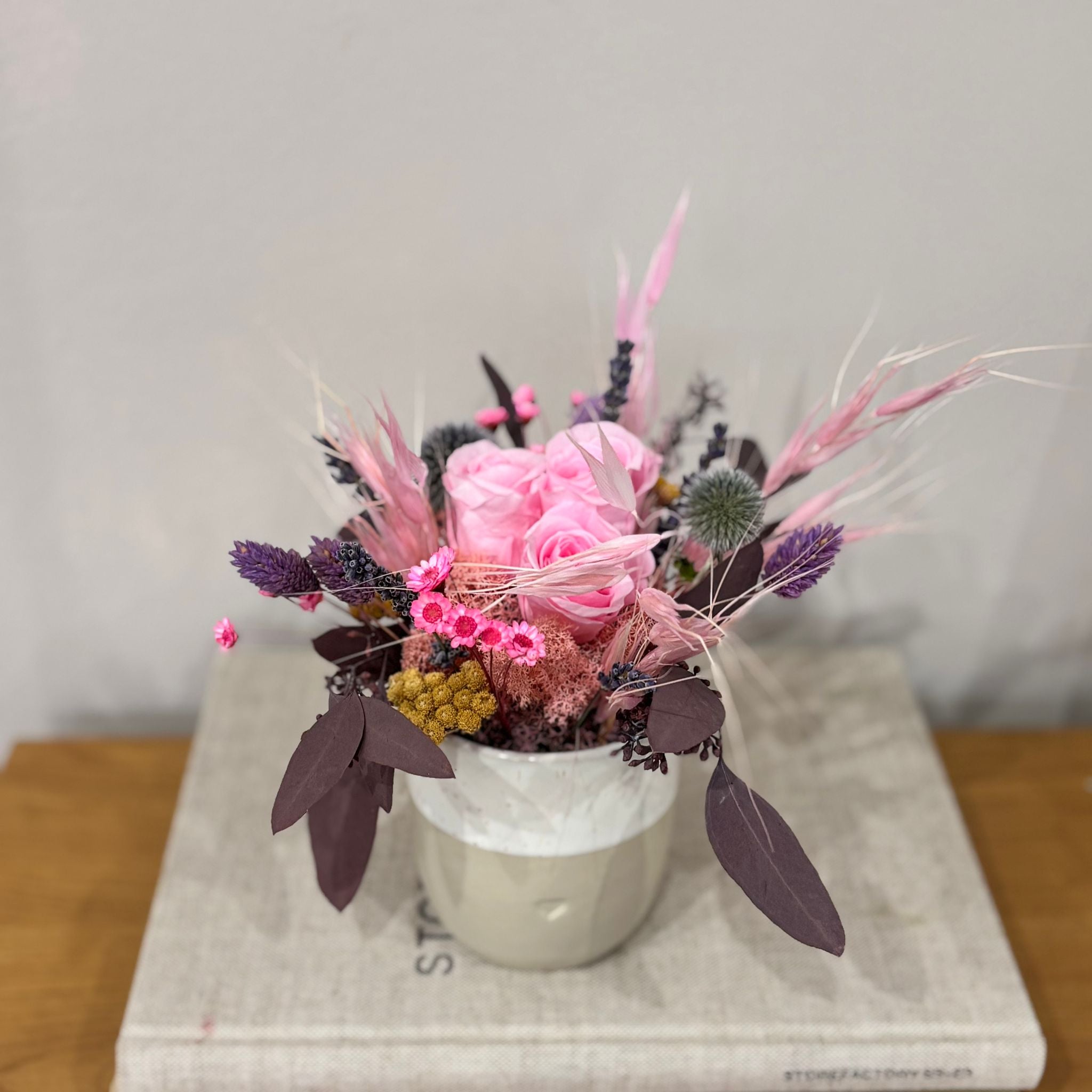 Fröhliches Gesteck mit Rose in Herz Becher