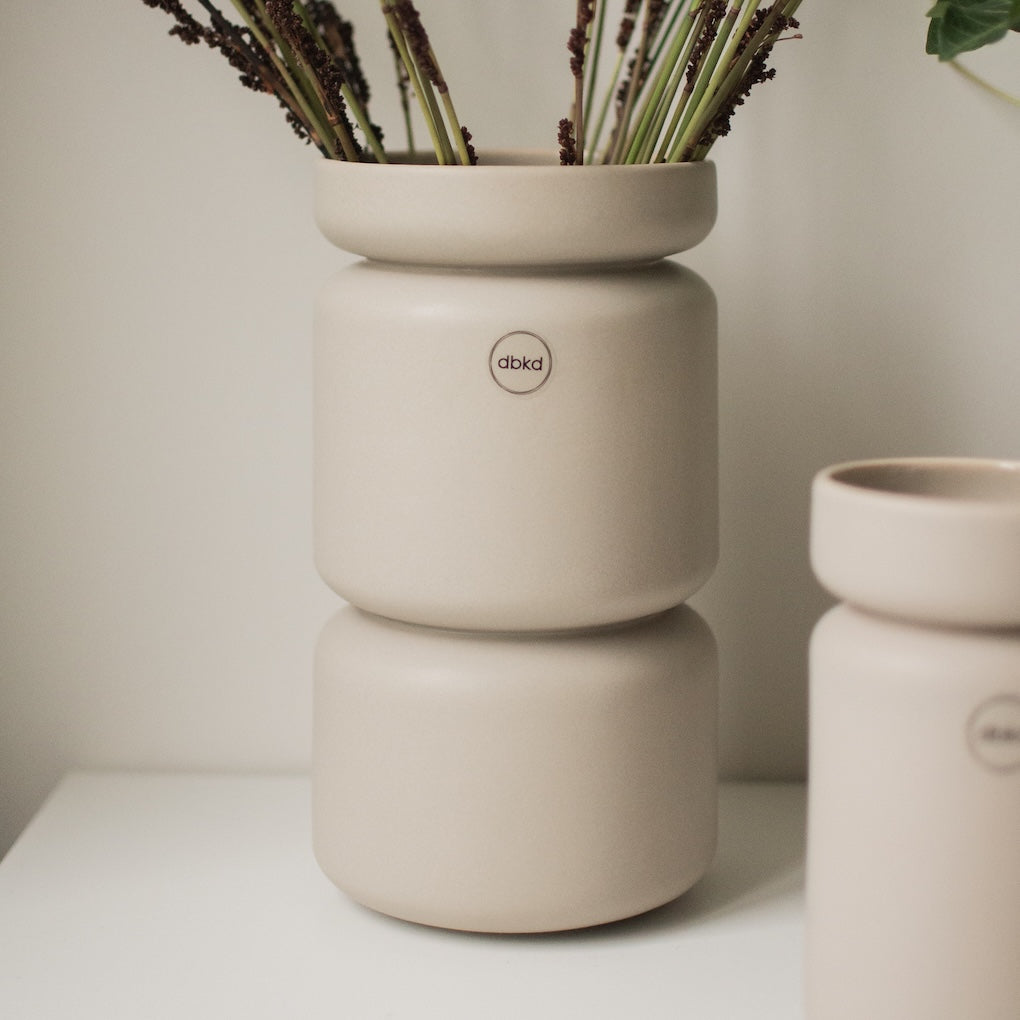 dbkd Neck Vase: Schlichte Eleganz in matter Keramik in Beige
