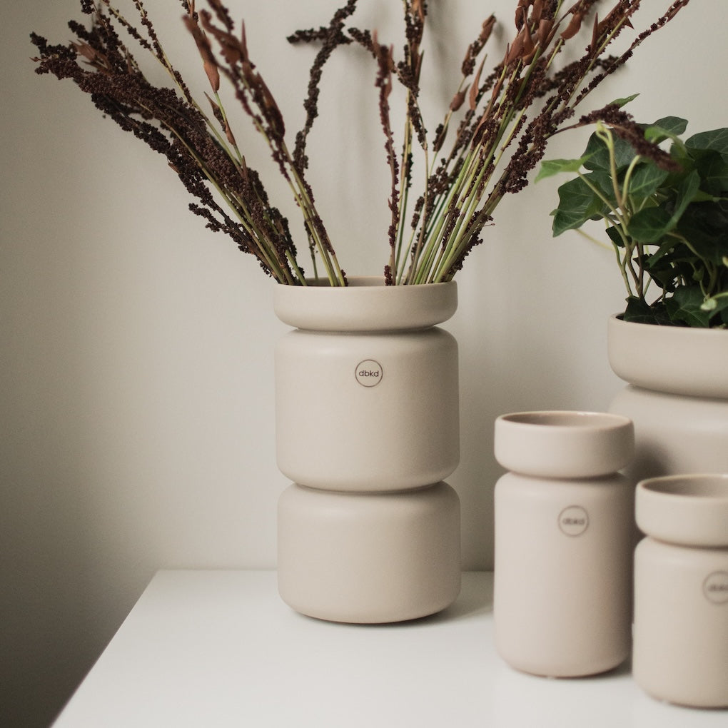 dbkd Neck Vase: Schlichte Eleganz in matter Keramik in Beige