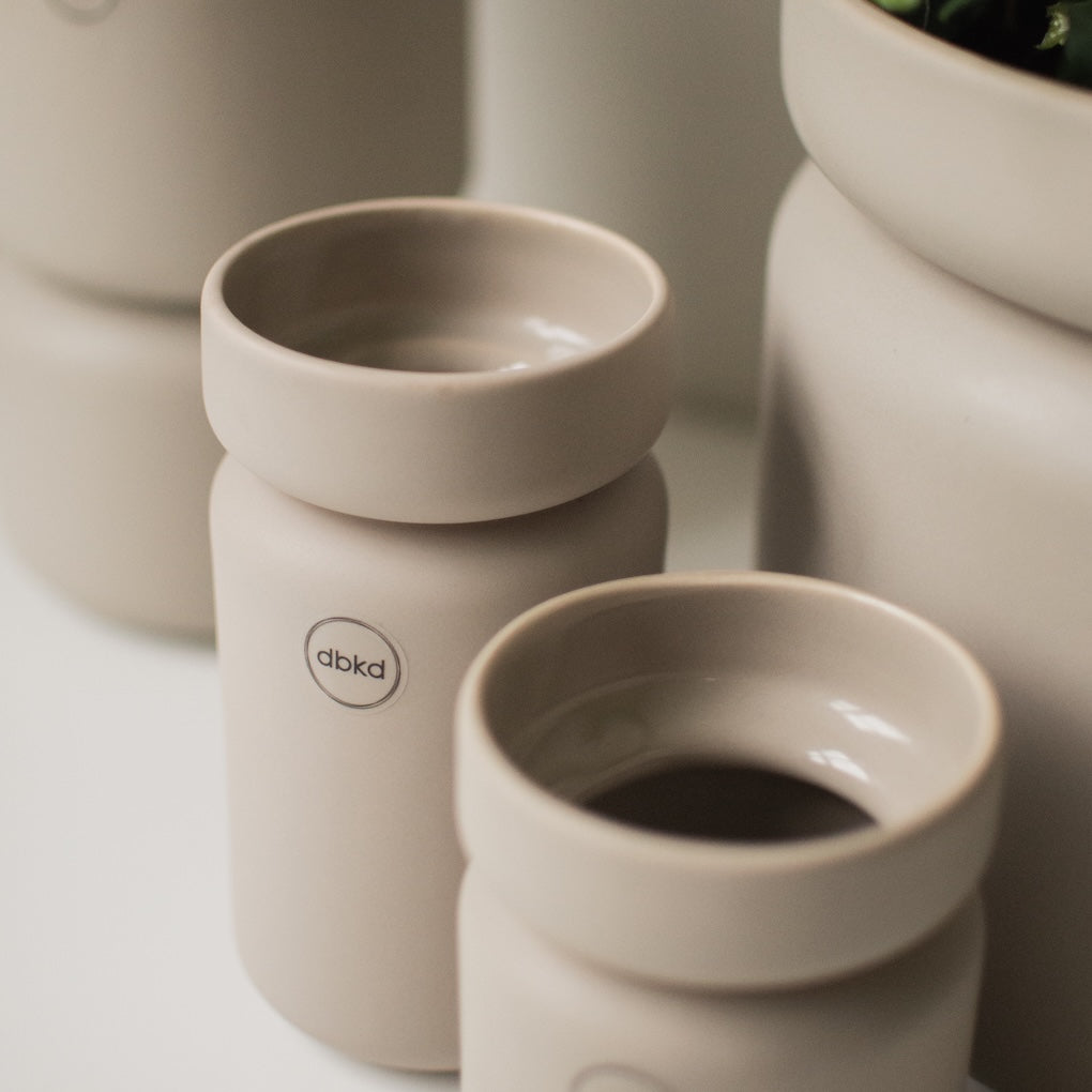 dbkd Neck Vase: Schlichte Eleganz in matter Keramik in Beige