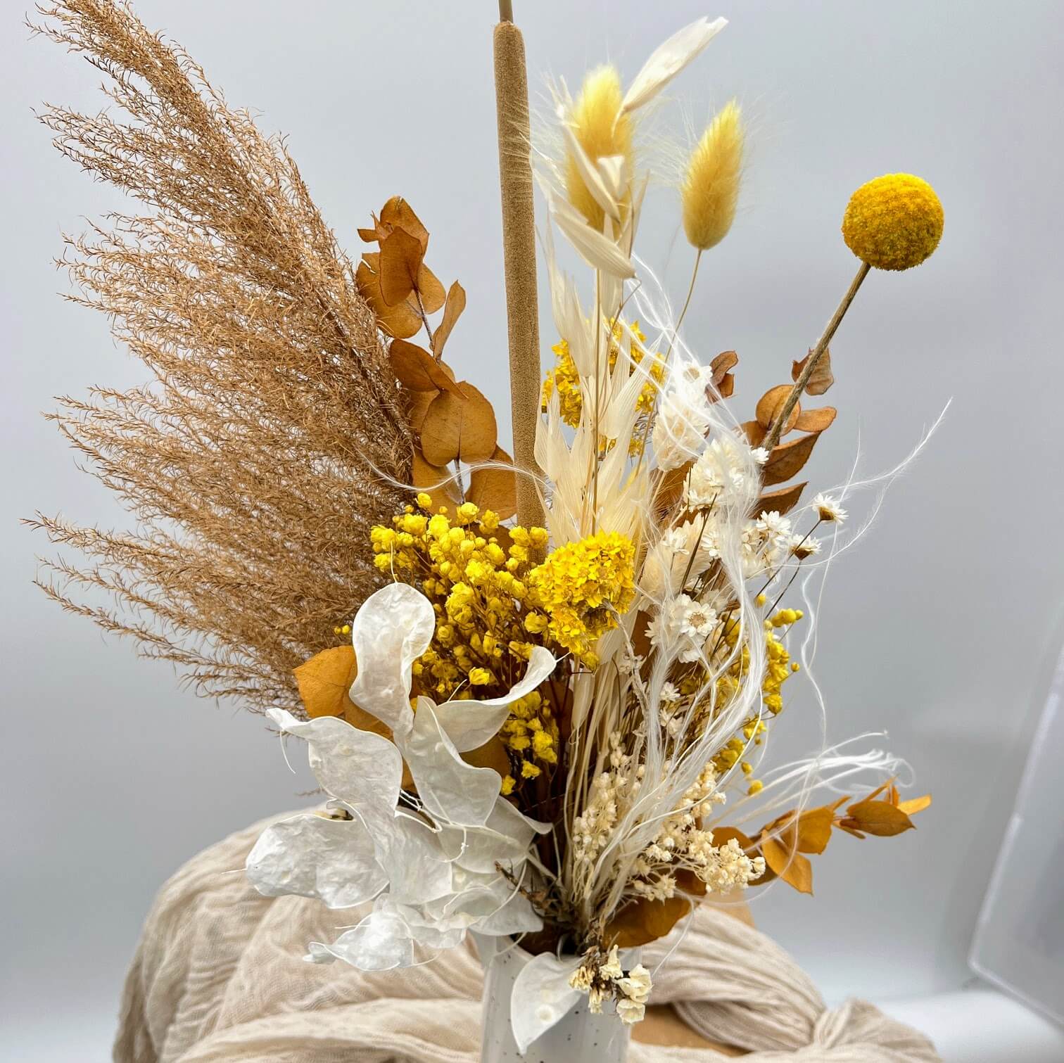 Yellow lightness: dried flower bouquet with airy charisma