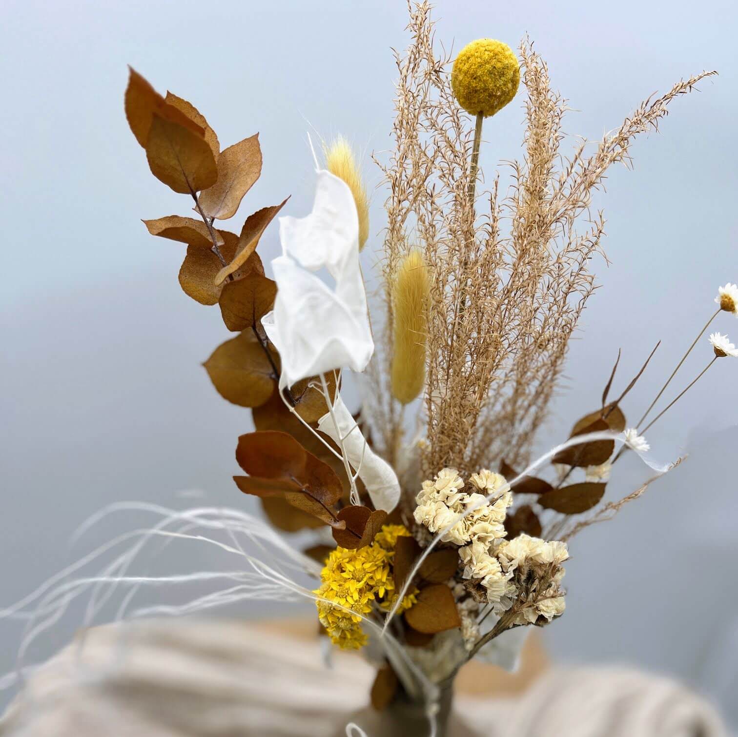 Yellow lightness: mini dried flower bouquet with airy charisma