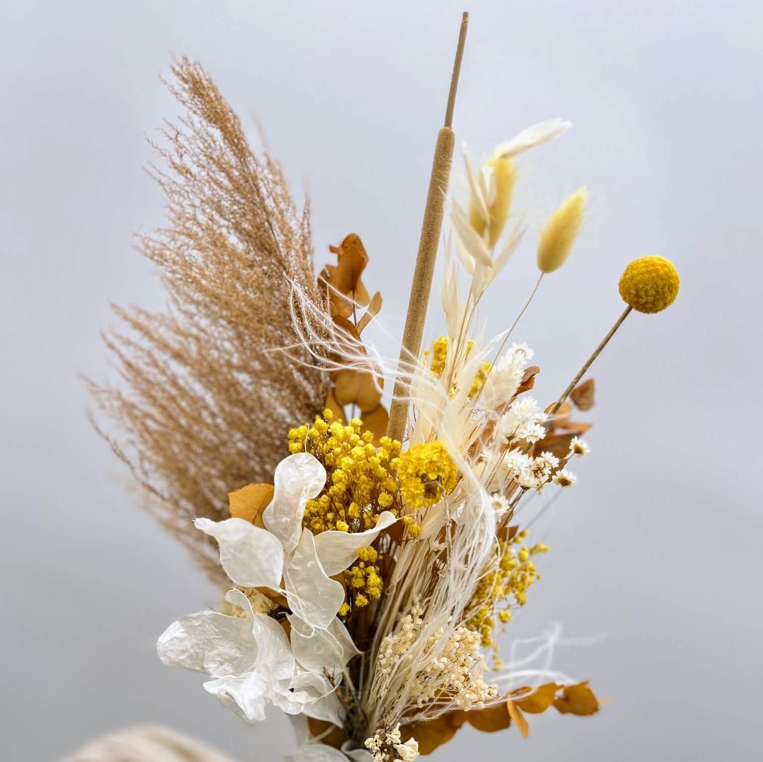 Yellow lightness: dried flower bouquet with airy charisma