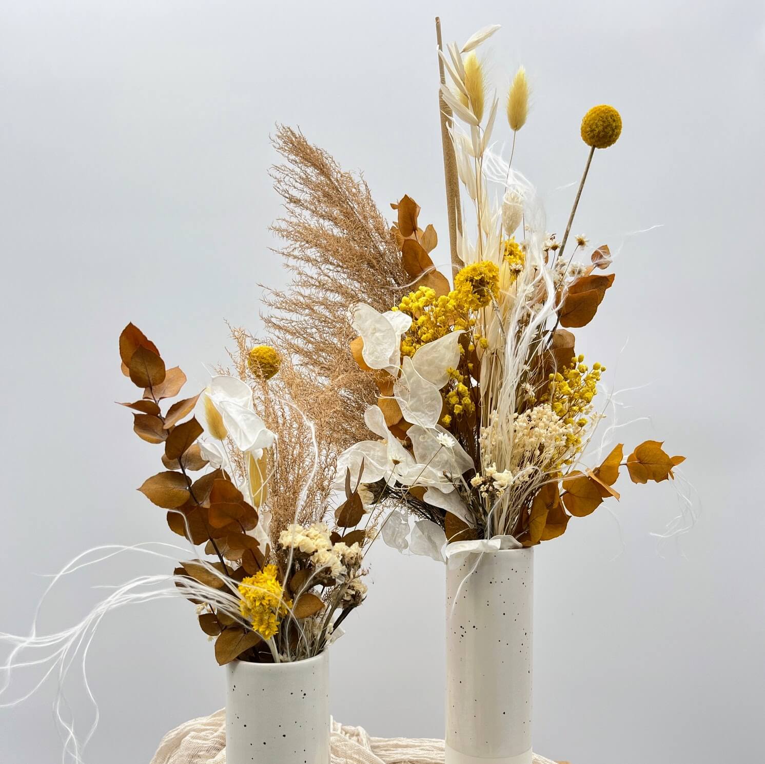 Yellow lightness: mini dried flower bouquet with airy charisma