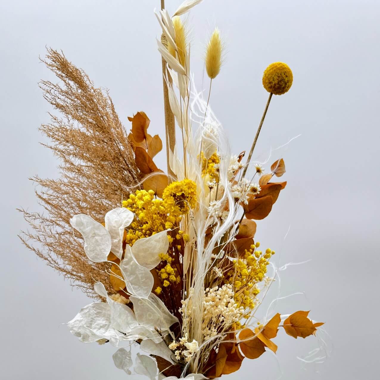 Yellow lightness: dried flower bouquet with airy charisma