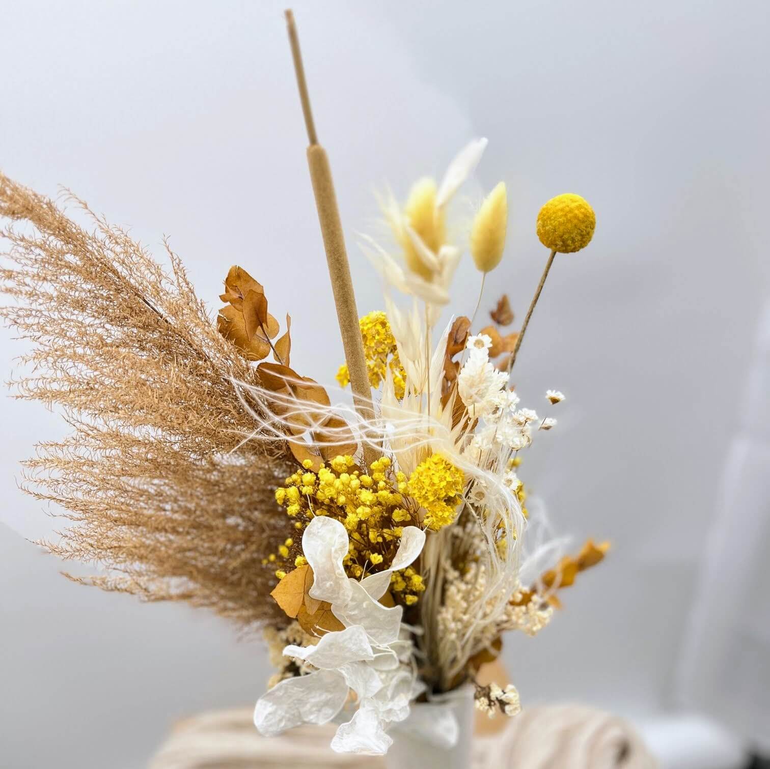 Yellow lightness: dried flower bouquet with airy charisma