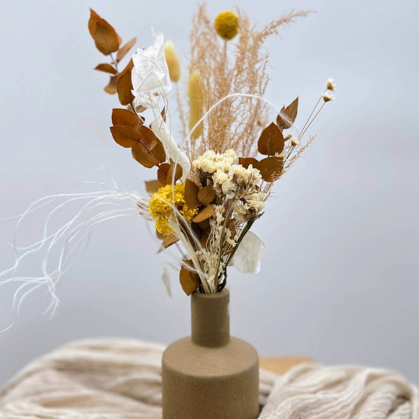 Yellow lightness: mini dried flower bouquet with airy charisma