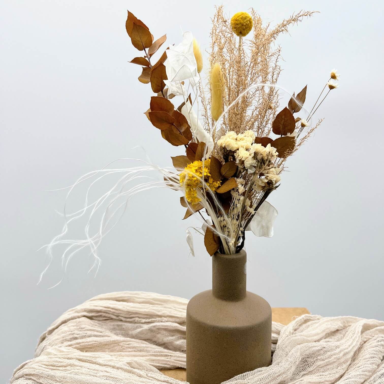 Yellow lightness: mini dried flower bouquet with airy charisma