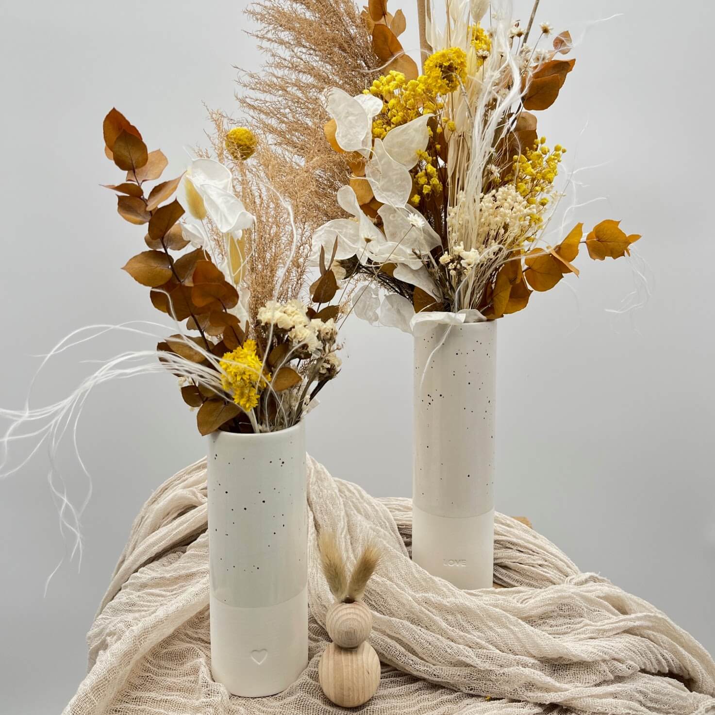 Yellow lightness: mini dried flower bouquet with airy charisma