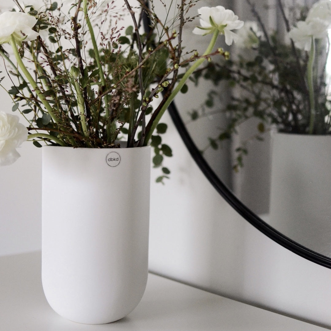 Nib: a vase with an unusual shape in white and grey