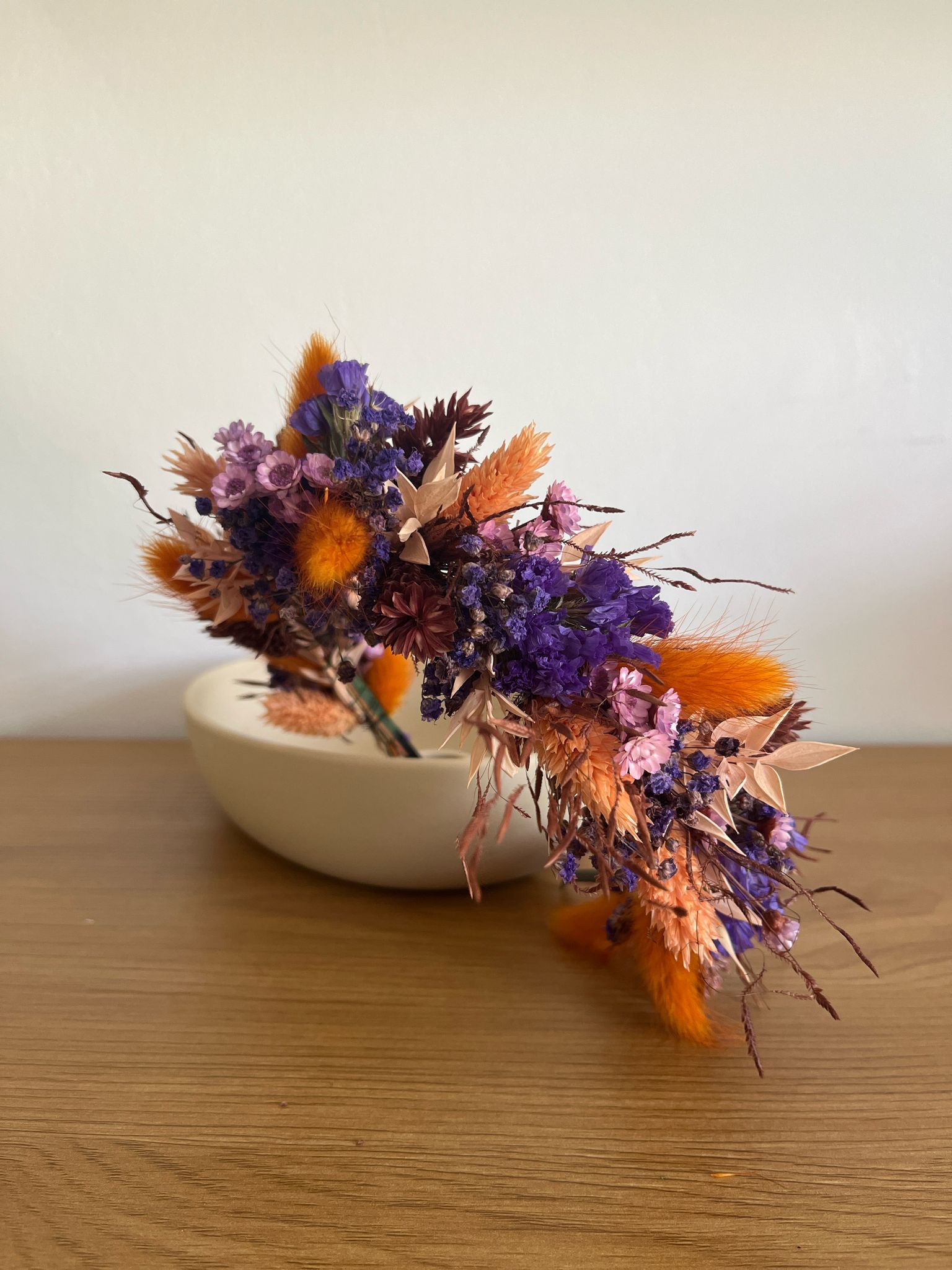 aparter Haarreif: Trockenblumen in einer Kombination aus Blau- und Orangetönen - Lykke&You GmbH