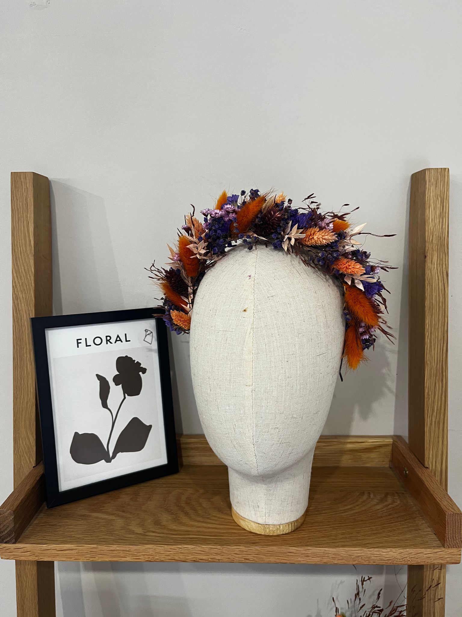 aparter Haarreif: Trockenblumen in einer Kombination aus Blau- und Orangetönen - Lykke&You GmbH