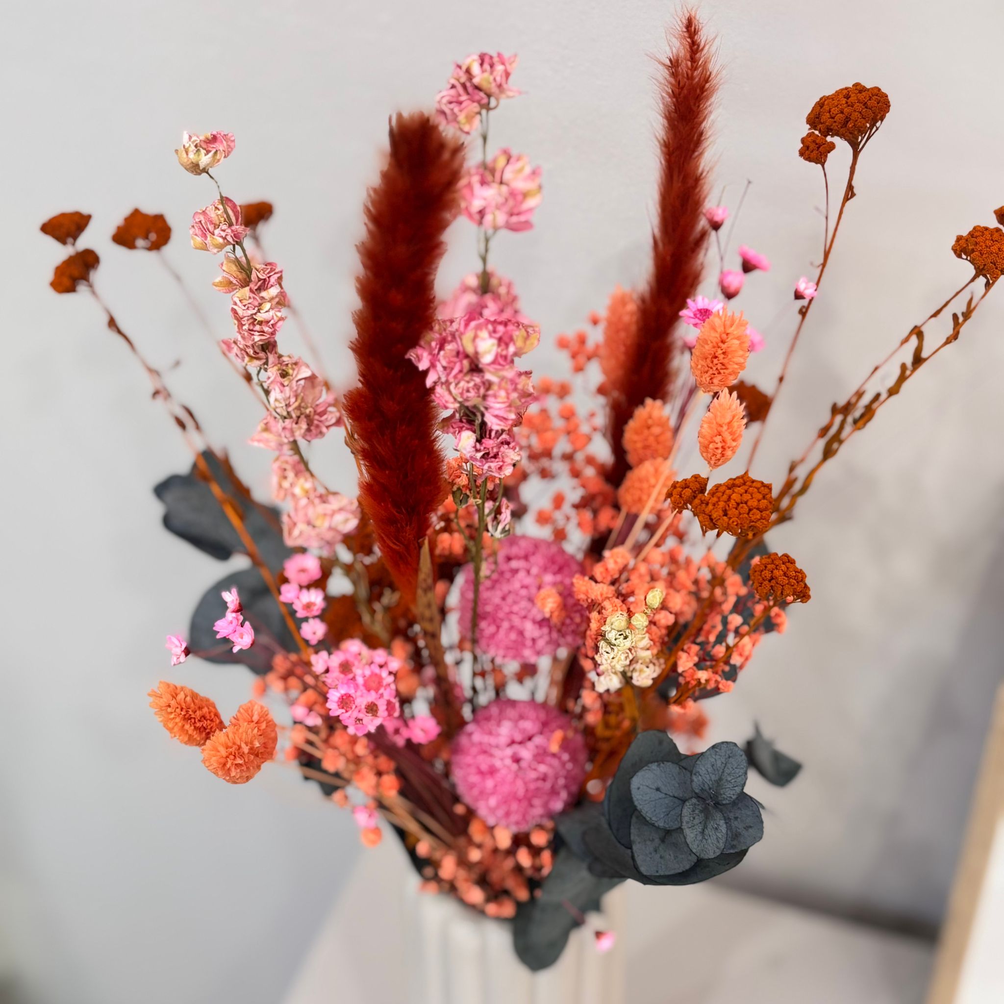 Sunset: Strahlender Trockenblumenstrauß in warmen rottönen - Lykke&You GmbH