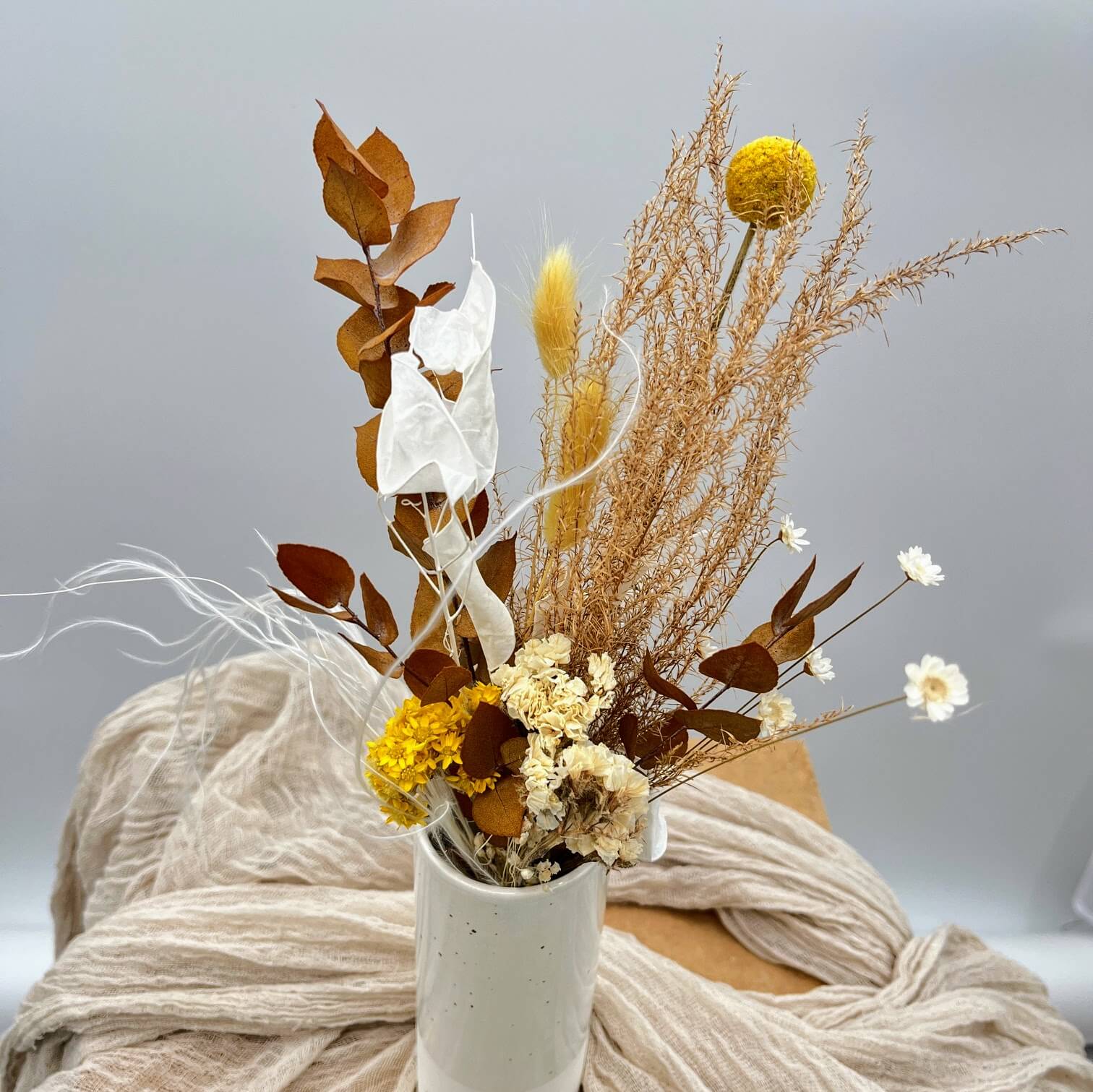 Gelbe Leichtigkeit: Trockenblumenstrauß mit luftiger Ausstrahlung - Lykke&You GmbH