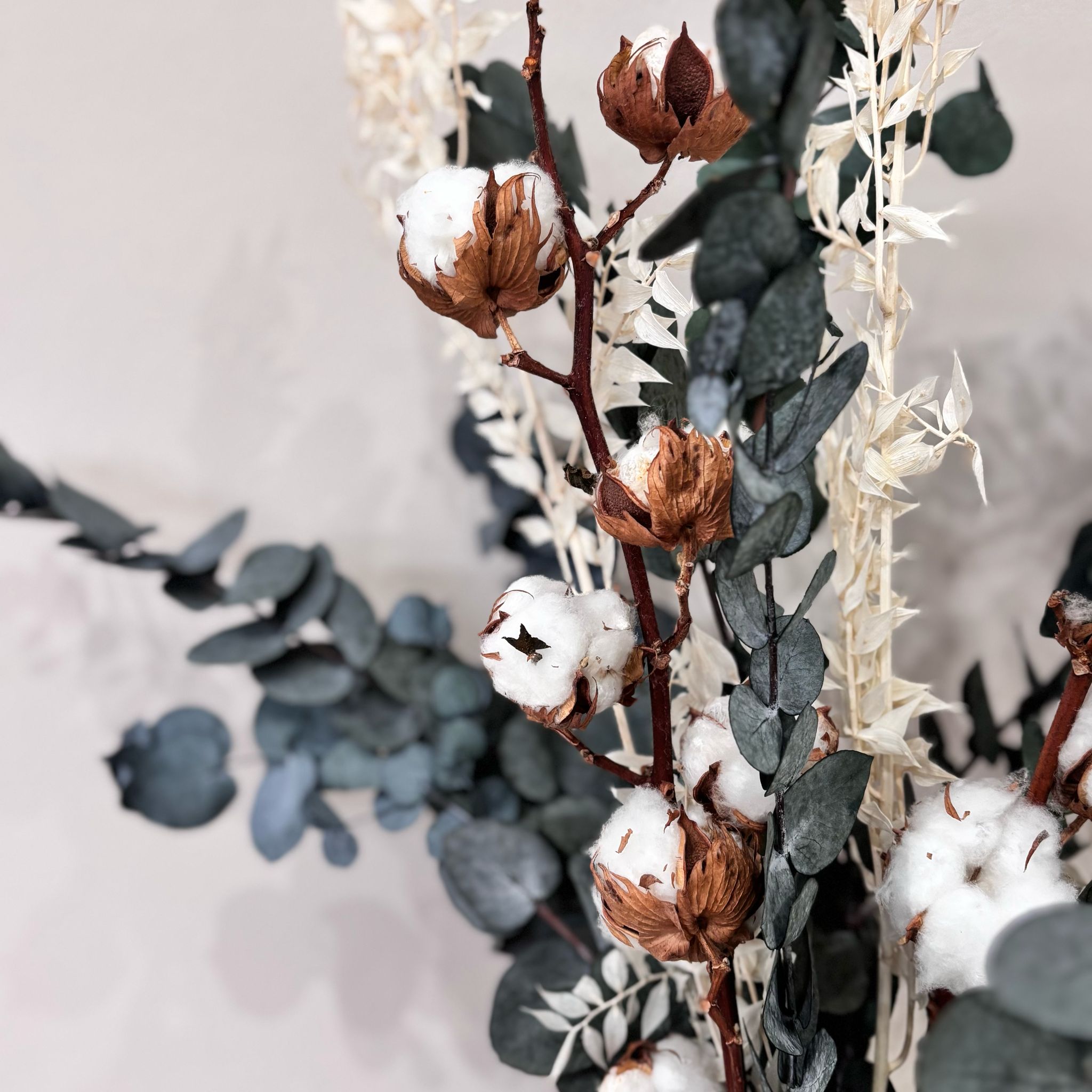 Cotton Breeze: Trockenblumenstrauß mit Eukalyptus und Baumwolle - Lykke&You GmbH