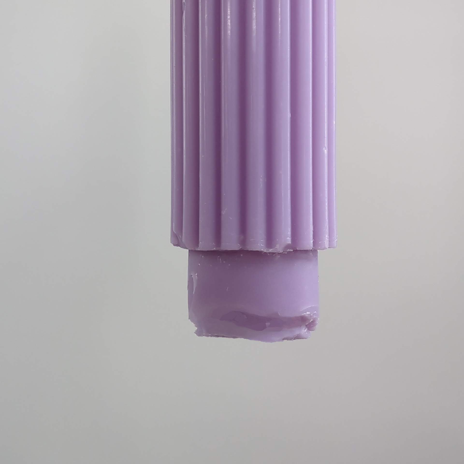Stabkerze gerillt aus 100% Rapswachs lila