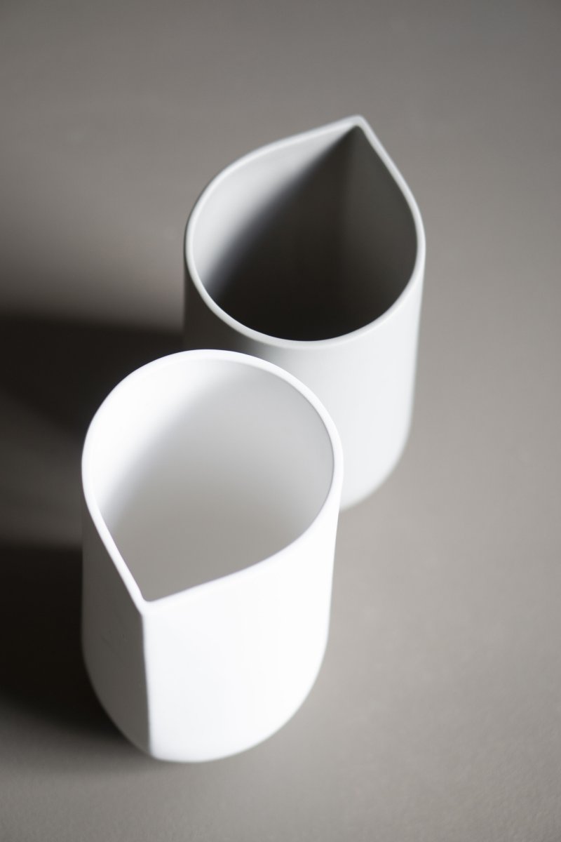 Nib: a vase with an unusual shape in white and grey