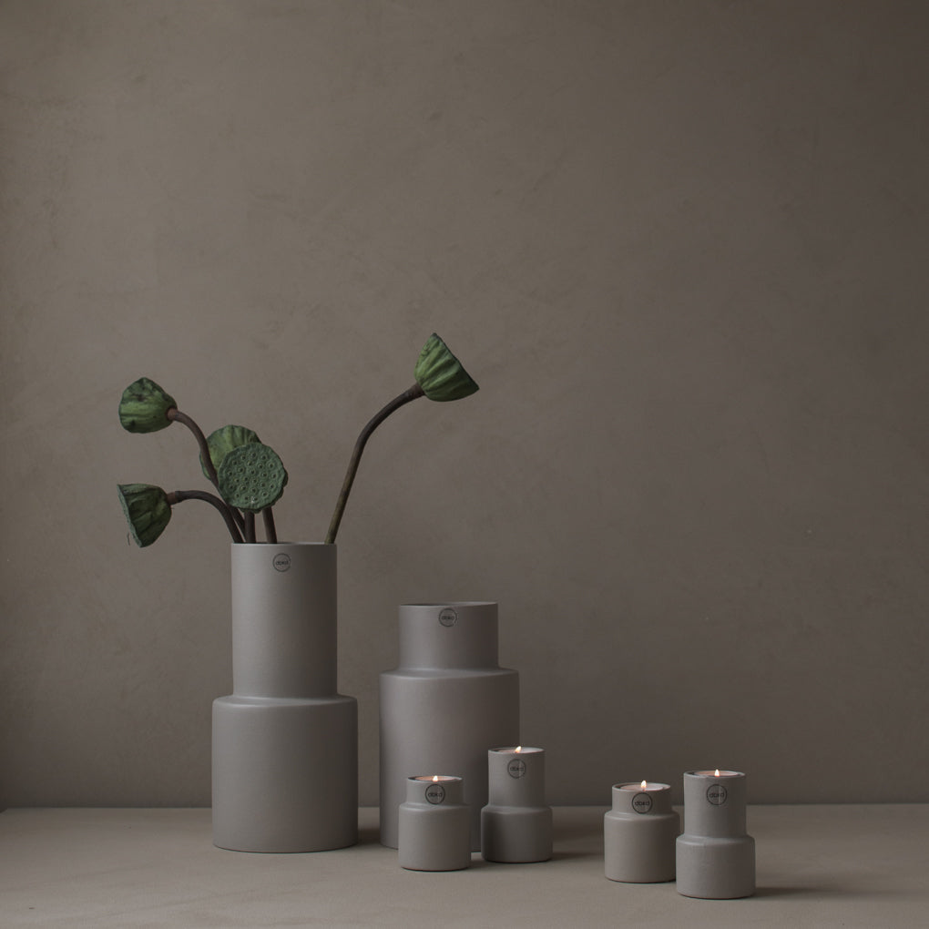 Oblong Vase: Schlichte Eleganz von Designerin Halina Fritsch in Grau und Schwarz - Lykke&You GmbH